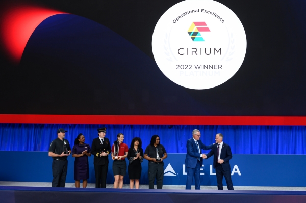 델타항공 CEO 에드 배스티안 및 그의 동료들이 Cirium 상 수상하고 있습니다