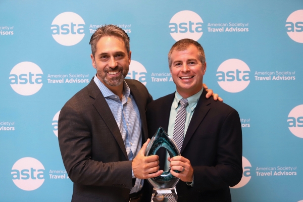 Pictured: Marc Casto, President of Flight Centre Travel Group and Chair of the ASTA Board of Directors and Mat Kutches, General Manager - Agency Sales at Delta Air Lines holding 2022 ASTA Green Partner in Travel Award 