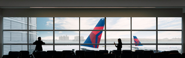 Passagiers bij een gate in terminal 4 op John F. Kennedy International Airport