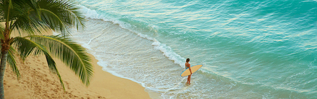 Surferin auf dem Weg ins Wasser